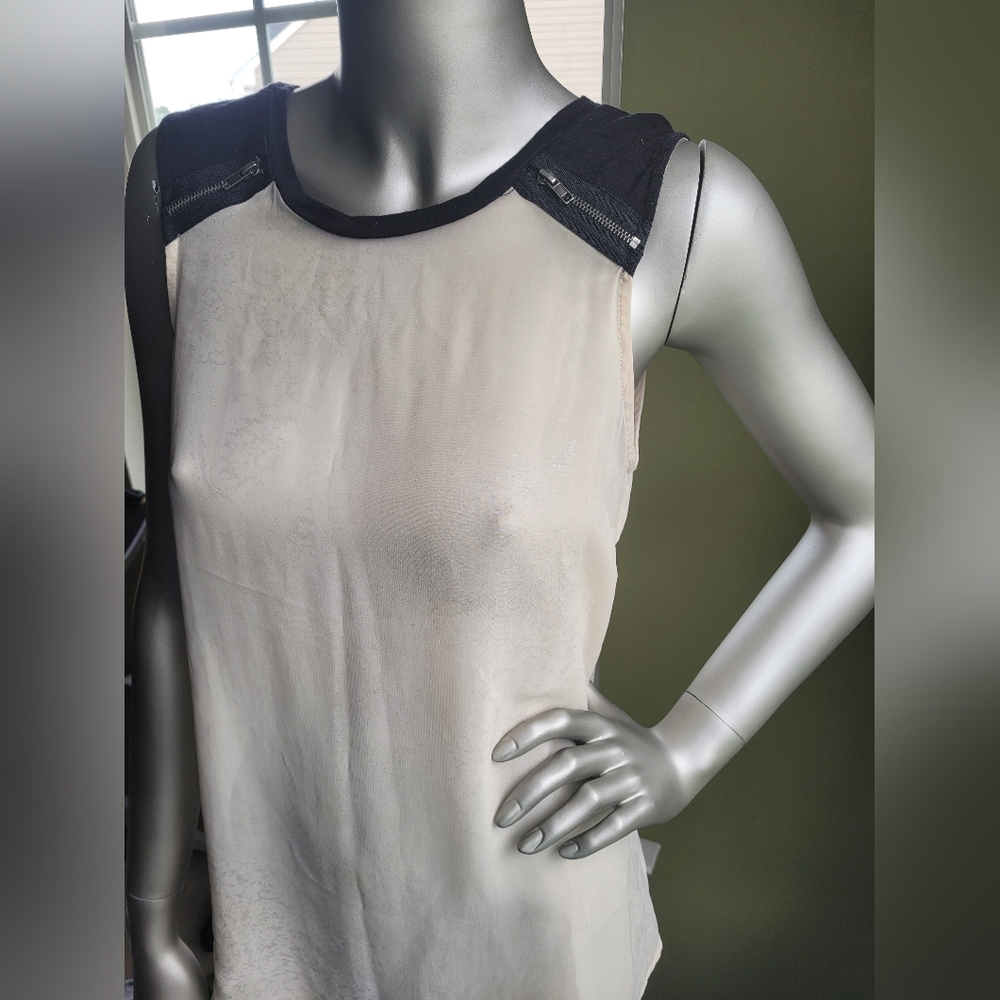 Sleeveless Top - Picture 2 of 4